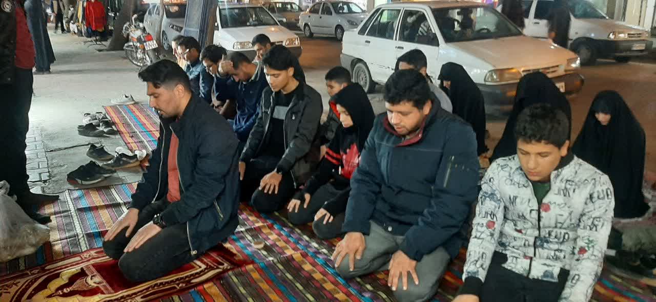 مسئولان شهرستان علی آباد کتول پاسخ دهند علت اقامه نماز توسط نمازگزاران در پیاده رو مقابل مسجد چیست؟